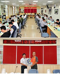 縣府召開9月份治安會報,地區呈現發生數增加、破獲數增加、破獲率上升之情形,治安狀況尚屬穩定;縣長楊綏生頒發獎狀給獲得「101年度全國治安標竿社區」殊榮的馬港社區發展協會理事長李銀俤。(圖/文:曹重偉)