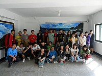 　國立馬祖高中昨天實施校外教學，高一美術課學生前進枕戈待旦園區，欣賞2012年攝影暨繪畫展。（圖／文：邱竟瑋）