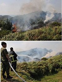 　北竿大澳山驚傳火燒山意外，一度波及彈藥庫，軍警義消近百人投入灌救。（圖／文：陳鵬雄）
