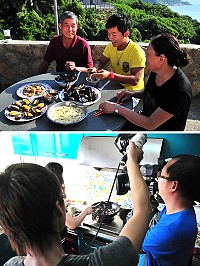 三立電視節目「在台灣的故事」受縣府邀請來馬錄製專輯,主持人蔡昌憲要接受為期6天5夜在地深度體驗;介紹重點項目是馬祖淡菜,蔡昌憲大口吃淡菜露出滿足表情,直呼真是太好吃了!(圖/文:曹重偉)