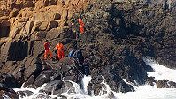 　馬祖海巡隊10月3日接獲民眾通報，指北竿中島有大陸民眾登島，隨即派遣PP-5038艇緊急前往，由潛水人員將藏匿之登島陸民揪出；海巡隊表示希望能持續與鄉親一起攜手共同守護馬祖海域治安。（圖：馬祖海巡隊提供）