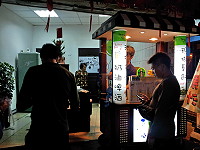 7年級生合資經營,在上週末6日山隴開起了鹹甜鬆餅+果奶飲料套餐店,看好馬祖自助行遊客增加及年輕消費族群。(圖:宋志富)