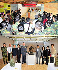 銅雕大師蕭啟郎「舊情綿綿」雕塑個展昨起在民俗文物館四樓藝廊盛大登場,也是他首次跨海來馬展出;開幕茶會包括縣長楊綏生夫婦、議長陳貴忠、指揮官任季男、國立歷史博物館主任秘書徐天福等都專程前往觀禮。(圖/文:曹重偉)