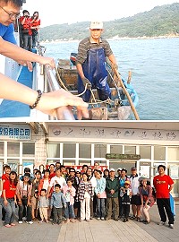 樂活馬祖-淡菜示範推廣活動,昨天下午吸引滿船旅客前進四維養殖區,見證養殖達人親手掛養並挑選淡菜的過程。(圖/文:邱竟瑋)