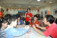 2012年樂活馬祖─淡菜示範推廣活動熱烈展開,昨晚在牛峰境廟宇舉行彩繪拼貼活動,將烹煮剩餘的淡菜殼變成活靈活現的野鳥還有吊飾。(圖/文:邱竟瑋)
