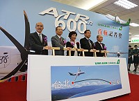 立榮航空第一架ATR 72-600型機昨首航台北-台東, ATR公司總裁Filippo Bagnato(左一)、及立榮航空蘇宏義董事長(右一)等人共同啟動首航推桿。(圖:立榮航空公司提供)