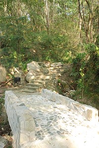 南竿勝天公園聯外步道木橋傾頹,馬祖國家風景區管理處進行修建,以嶄新的水泥橋取代原先的木橋,為旅客安全加分。(圖/文:邱竟瑋)