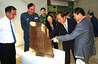 　雕塑家蕭啟郎為馬防部任指揮官與其他貴賓解說每樣作品背後的故事。（圖／文：宋韋廷）