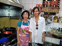 　美食名節目主持人莎莎（鍾欣愉）昨天下午在馬港錄製馬港3家最受背包族喜愛的庶民小吃店。（圖：宋志富）