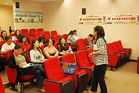 　縣府教育局家庭教育中心885諮詢輔導專線志工運用週末（13日）舉行進階培訓，透過小組互動式的課程培養同理心的溝通技巧。（圖／文：邱竟瑋）