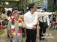 重陽節前夕,新北市府昨提前為4位加起來390歲人瑞歡度重陽節,市長朱立倫扶著最高齡旅台鄉親邱依期老爺爺。(圖:中評社)