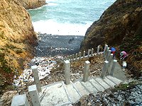 　西引島后澳增建步道後，清理海漂垃圾不再是畏途。（圖／文：陳其敏）