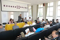連江縣議會昨舉辦「提升馬祖酒廠產能及行銷策略」公聽會,邀請地區販酒業者與酒廠管理階層進行座談,為馬酒的經營、服務把脈。(圖/文:邱竟瑋)