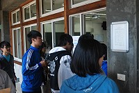 大學入學考試中心昨天正式舉辦高中英語聽力測驗,馬祖考生魚貫進入考場。(圖/文:邱竟瑋)