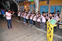 搭上昇天祭熱潮,馬港社區小提琴合唱學堂大街演出展現教學成果,為馬港園遊會奏出優美樂章。(圖/文:曹重偉)