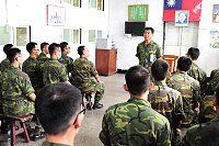 黃指揮官鼓勵新兵,以積極正向思維和態度去面對壓力,用心體會外島與眾不同之處。(圖/文:黃俊勝)