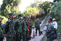 心戰官陳冠維上尉對步一營營部連的弟兄們進行勤前教育。(圖/文:楊日嘉)