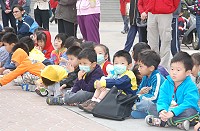 介壽附幼小朋友們昨天觀摩媽祖昇天祭大典,興致盎然。(圖/文:邱竟瑋)
