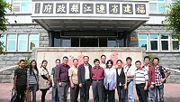 大陸福建省及福州市媒體從業12人組成馬祖采風團,昨拜會縣長楊綏生,並在縣府大樓前合影留念。(圖:連江縣政府觀光局提供)