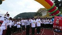 馬中55週年校慶無菸校園迷你馬拉松路跑,縣長楊綏生、校長陳天賜、衛生局長謝春福主持鳴槍,並為學弟妹加油打氣。(圖:本報編輯部)
