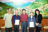 縣府頒發感謝狀給中研院史語所研究員陳仲玉博士及地區文史工作者游桂香,感謝其對於「亮島人」發掘的貢獻。(圖/文:邱竟瑋)