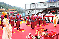 　「媽祖昇天祭」祭祀大典，依循古禮，由縣長楊綏生主祭，任指揮官及其他相關人員陪祭，現場莊嚴隆重。（圖／文：宋韋廷）