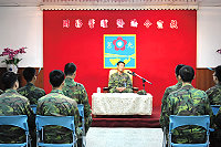 黃指揮官提醒與會幹部,嚴禁營外不當借貸,及非法財務之行為,如發現違紀作為,應立即向上級通報。(圖/文:歐振陽)