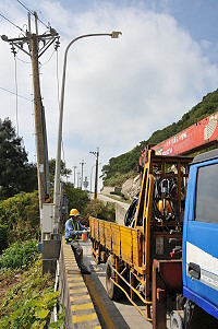持續推動電力地下化，北竿午沙至&#22338;里段的電桿拆除後景觀改善可期。（圖／文：陳鵬雄）  