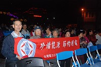 　台灣電力公司年度節能教育活動走進馬祖社區，向欣賞媽祖昇天祭的民眾宣導節能秘訣。(圖／文：邱竟瑋)