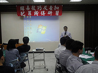 　連江地檢署日前邀請台中地檢署檢察官卓俊忠前來講授查緝毒品技巧及查扣犯罪所得實務經驗；檢察長洪培根期望司法與警察機關同仁攜手合作，全力打擊毒品犯罪，使連江縣成為無毒家園的模範地區。（圖：連江地檢署提供）