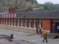 東引中柱港候船室四層階梯造成出關的障礙,旅客建議改善。(圖/文:陳其敏)