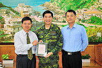 又一位「愛馬祖」將軍揮別地區,馬祖防衛指揮部政戰主任楊威武榮調,榮升國防大學政戰學院院長;縣長楊綏生肯定他在馬祖的傑出貢獻,並致贈榮譽縣民證。(圖/文:曹重偉)