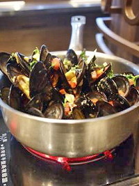 台灣一家頂級牛排餐廳搭配空運引入馬祖鮮美淡菜。(圖:中國時報部落格)