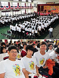 　馬祖高級中學55週年校慶典禮盛大登場！全校師生一起合唱馬中校歌，場面莊嚴又溫馨；學生們穿上整齊的55校慶紀念T恤，以活力青春的氣氛歡迎來自各界的慶賀嘉賓。（圖／文：曹重偉）