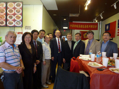 中華黃埔美國密西根州聯誼會聚會,會長鄭東南(右五)、副會長倪綴(左一)與林垙舞(左三)等嘉來賓合影。(圖:鄭東南提供)