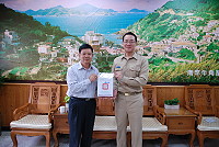 　馬祖軍事法庭庭長于健昌調台，榮升上校審判官，縣長楊綏生致贈榮譽縣民證，感謝其任內給予縣府法律諮詢的協助。（圖／文：劉秋月）