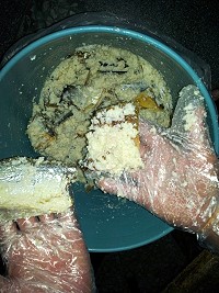 東莒曹常偉製作風味傳統醃製糟魚,準備分裝瓶浸漬。(圖:大坪社協鄭劍彬提供)
