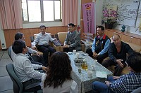 　關心馬祖土地總登記事宜，連江縣副縣長陳敬忠及桃園縣馬祖同鄉會等人員昨前往八德市地政事務所，慰勉馬祖駐點人員辛勞，桃園縣馬祖同鄉會表示，將籌組志工團隊至八德地政所協助申請總登記。（圖：桃園縣馬祖同鄉會提供）