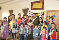 曾於馬祖經營米娜娃家托兒所的雷伊婷小姐今年10月與旅印藏人才旺諾布成婚,11月3日返回南竿和鄉親見面,昔日托兒所的小朋友和家長們齊聚四維村,向「雷老師」獻上深深的祝福。(圖/文:邱竟瑋)