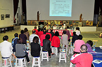 為提升鄉親對「視為所有權人」的了解及申請意願,地政事務所「土地登記法令及保證人宣導說明會」南竿鄉第2場次1日晚間7時在馬祖村光武堂舉行,依舊吸引不少鄉親前往關心。(圖/文:曹重偉)
