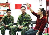 志工媽媽於迎賓館與弟兄分享北竿當地風俗民情。(圖/文:李羿興)