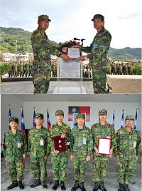 (上圖)莒指部日前舉辦十月份月會暨留營典禮,指揮官黃將軍親自頒發留營核定命令予留營人員。(下圖)莒指部指揮官日前於十月份月會與留營人員合影紀念。(圖/文:黃俊勝)