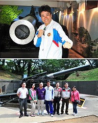 職棒前兄弟象明星球員「假日飛刀手」陳義信現身馬祖,雖然已屆半百之齡,但是帥氣依舊,鄉親看見職棒巨星相當驚喜,還要求他來個最招牌的「拉弓」動作一饗球迷。(圖/文:曹重偉)