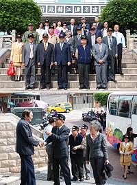 馬祖戰地政務終止20週年紀念系列活動,昨天共有四位前司令官程邦治、丁之發、葉競榮及梁世銳受邀返馬,縣長楊綏生、議長陳貴忠、指揮官任季男及國策顧問陳振清都前往迎接,相隔多年也讓多位老司令官感受良多;縣府前遇到鄉親似乎還能相認,而合照時前司令官們表示,蔬菜公園真的一點都沒變,連味道都一樣。(圖/文:劉秋月)