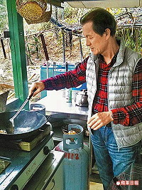 北竿塘岐旅台鄉親孫道傑中年得癌症,決定3家婚紗店全部停掉,換肝成功後面對全新的生命,每天一早就上山,平靜與孤獨,非常享受,並做志工。(圖:摘自蘋果日報)