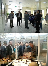 紀念馬祖戰地政務終止20週年,縣府昨天同步展出戰地「鐘」聲-曹依俤戰地文物影像特展及戰地「終」聲-馬祖民主運動回顧展,提醒這一代當年馬祖所走過管制的歲月,以及前人為民主所付出的努力。(圖/文:劉秋月)