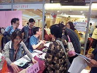 地政事務所特別配合中華民國馬祖文教協會暨馬祖旅台鄉親聯誼會,於會場設置「地政行動服務櫃台」受理收件、協助查看地籍圖及接受鄉親各種地政問題詢問。(圖:連江縣地政事務所提供)