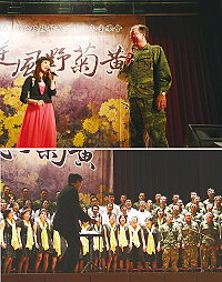 (上圖)林姿吟邀馬防部任指揮官合唱一曲「君在前哨」,讓現場氣氛達到最高潮。(下圖)台北大湖愛樂合唱團與馬祖雅韻合唱團及馬防部軍歌隊合唱一曲「歡迎你到馬祖來」象徵「軍民一家,同島一命」的信念。(圖/文:趙崇光)