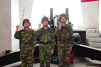 莒指部指揮官黃將軍親自前往重砲據點會見砲一連一兵謝旻整(右一)與陳運豪(左一)對兩員一兵為國軍無私奉獻之作為,表示高度認同及肯定。(圖/文:歐振陽)