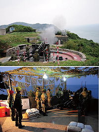 (上圖)莒指部所屬砲兵部隊,透過平時反覆演練,與彼此間培養出的高度默契下,以流暢、一致的操砲動作完成聯信操演實彈射擊,精準命中目標海域。(下圖)黃指揮官表示,執行操課或裝備保養前,幹部務必下達相關安全規定,以確保部隊安全,鞏固國軍整體單力。(圖/文:歐振陽)
